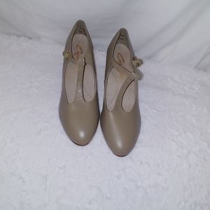 Capezio tan women's dance shoes Sz 7.5M